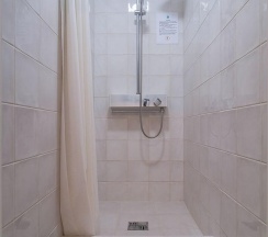 Кровать в 4-местном мужском номере (общие удобства) в Hot Place Guest House