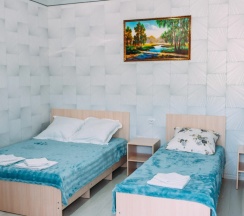 Четырёхместный коттедж с балконом и с красивым видом из окна в Камменка