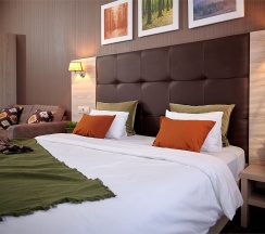 Улучшенный номер с кроватью размера "king-size" в Golden Tulip