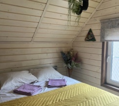 Двухместный коттедж с 2 комнатами с балконом двуспальная кровать в Yley glamping