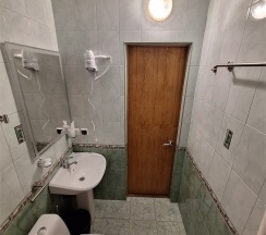 УЮТНЫЙ 11 ТРЕХМЕСТНЫЙ НОМЕР С ДВУСПАЛЬНОЙ КРОВАТЬЮ, ОДНОМЕСТНЫМ ДИВАН НА 3 ЭТАЖЕ в Цитрус