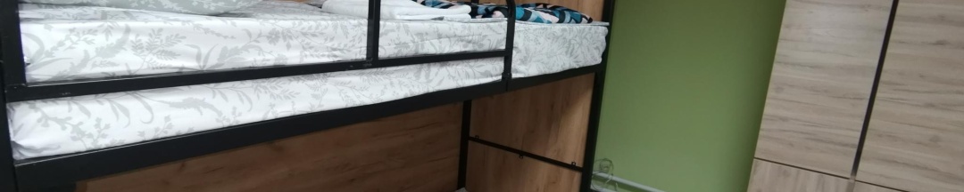 Кровать в 8-местном общем мужском номере в Точка Байкала