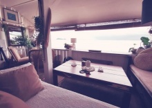 Коттедж c 1 комнатой в Somewhere Stunning Sea View Beach Front house