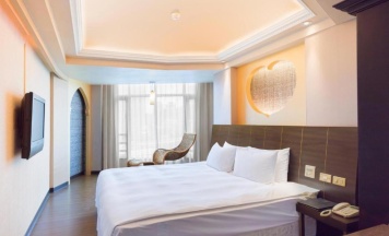 Двухместный номер Standard с видом на озеро двуспальная кровать в Bitan Hotel