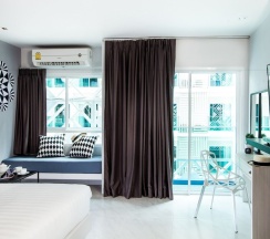 Двухместный номер Deluxe с балконом двуспальная кровать в The Crib Patong