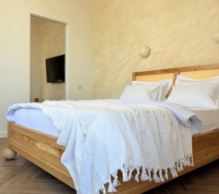 Просторная студия 43 м² с этническими акцентами и видом на море. в Как Дома 05