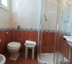 Четырёхместный номер Standard с балконом двуспальная кровать в Hotel Caravelle & Minicaravelle