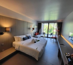Двухместный номер Superior с видом на море двуспальная кровать в The Yama Hotel Phuket