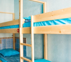 Кровать в общем номере с красивым видом из окна в Like room