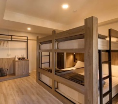 Четырёхместный номер Comfort двухъярусная кровать в Thapae60 Mini Hotel