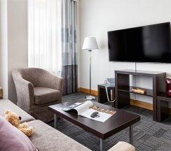 Номер Suite с двуспальной кроватью и диваном в Novotel Санкт-Петербург Центр
