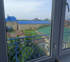 Полулюкс (Двухместный номер с двуспальной кроватью + 2 доп. места (раскладной диван) с балконом) в Синяя крыша
