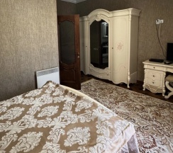 Коттедж с балконом и с красивым видом из окна в Усадьба в горах