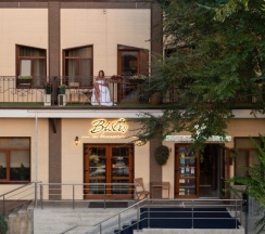 Двухкомнатные апартаменты люкс с балконом и видом на город для 6 гостей в V Hotel&Rooftop lounge