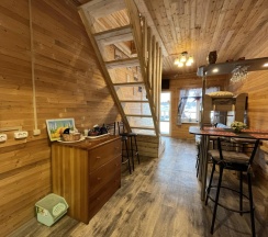 Семейный коттедж с балконом и с красивым видом из окна в Villa Natella