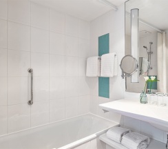 Номер Suite с двуспальной кроватью и диваном в Novotel Санкт-Петербург Центр