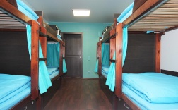 Кровать в общем 8-местном номере для мужчин в City hostel