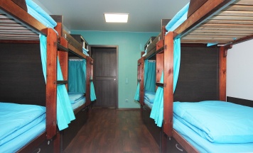 Кровать в общем 8-местном номере для мужчин в City hostel