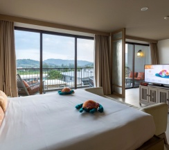 Двухместный полулюкс с видом на бассейн двуспальная кровать в Proud Phuket