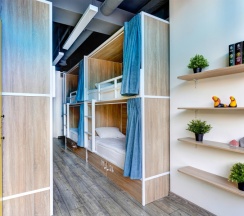 Кровать в 8-и местном общем номере повышенной комфортности в Roomy Hostel