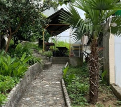 Двухместный коттедж с балконом и с красивым видом из окна двуспальная кровать в Нэла