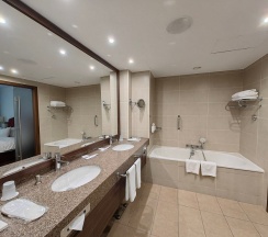 Двухместный номер Presidential двуспальная кровать в Holiday Inn Almaty