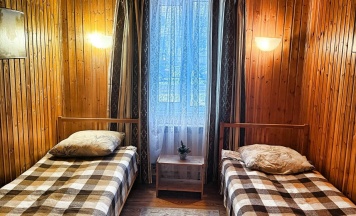 Номер эконом с 2 односпальными кроватями с общей ванной комнатой #2 в Березка