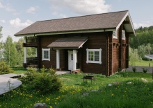 Коричневый дом с видом на озеро в Forrest Lodge Karelia