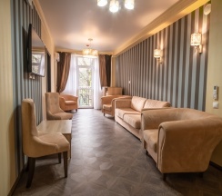 Шестиместный номер Семейный Комфорт с красивым видом из окна в Литфонд