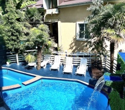 Двухместные апартаменты с видом на дендрарий и бассейн двуспальная кровать в Delsochi