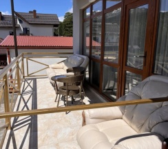 Люкс с балконом и c панорамным видом на горы в Шатун