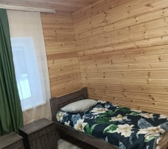 Коттедж улучшенный с 2 односпальными и 1 двуспальной кроватью в Вилла Ялгуба