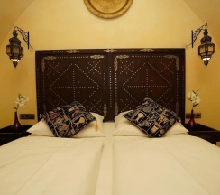 Двухместный номер Superior с видом на сад двуспальная кровать в Hotel Villa Oriental & Restaurant