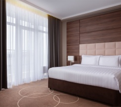 Номер Family Room с большой двуспальной, кресло-кроватью и диван-кроватью в Movenpick Resort&SPA Anapa Miracleon