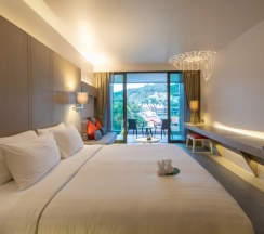 Двухместный номер Superior с балконом и с видом на горы двуспальная кровать в Отель The Yama Resort & Spa Kata Beach Phuket