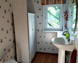 Четырехместный номер с 1 двуспальной или 2 односпальными кроватями с видом на озеро в Дом солнца