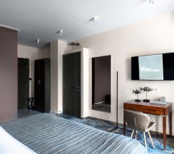 Люкс с балконом, гидромассажной ванной и видом на город в V Hotel&Rooftop lounge