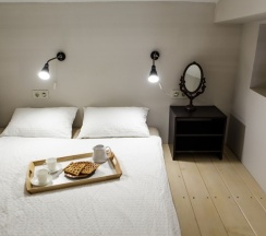 Двухуровневый номер с двумя раздельными кроватями в Brick Walls Hotel