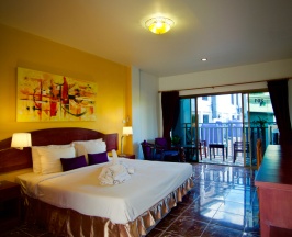 Двухместный номер Standard с балконом и с красивым видом из окна двуспальная кровать в Гостевой дом Sugar Inn Phuket