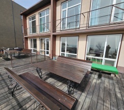 Вилла с балконом и с красивым видом из окна в Гостевой дом