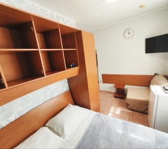 Номер стандарт с 1 односпальной и 1 двуспальной кроватью в Регион 86