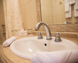 Номер 1-ой категории с видом на холм без балкона, первый этаж ( 1 кровать) в Grand Palace