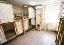 Койко-место на двухъярусной кровати в 8-местном женском номере (общие удобства) в Хостелы рус