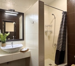 2х комнатный 4х местный номер с видом на море в Alpen House