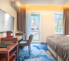 Люкс с балконом, гидромассажной ванной и видом на город в V Hotel&Rooftop lounge