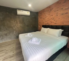 Двухместный номер Standard с видом на сад двуспальная кровать в Uthaithani Resort