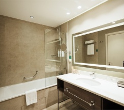 Люкс Гранд с рабочим кабинетом (Апартамент с 1 спальней) в Кортъярд Марриотт Сочи Красная Поляна