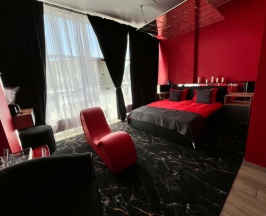 Красный номер в Hotel Black out