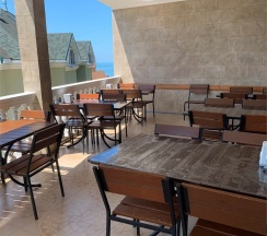 Семейный двухкомнатный с террасой и видом на море в Aqualife