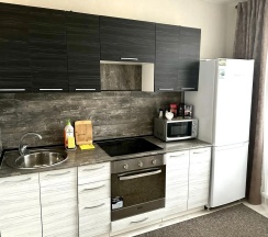 Апартаменты c 1 комнатой с балконом в Fresh Room на улице Маршала Устинова 3